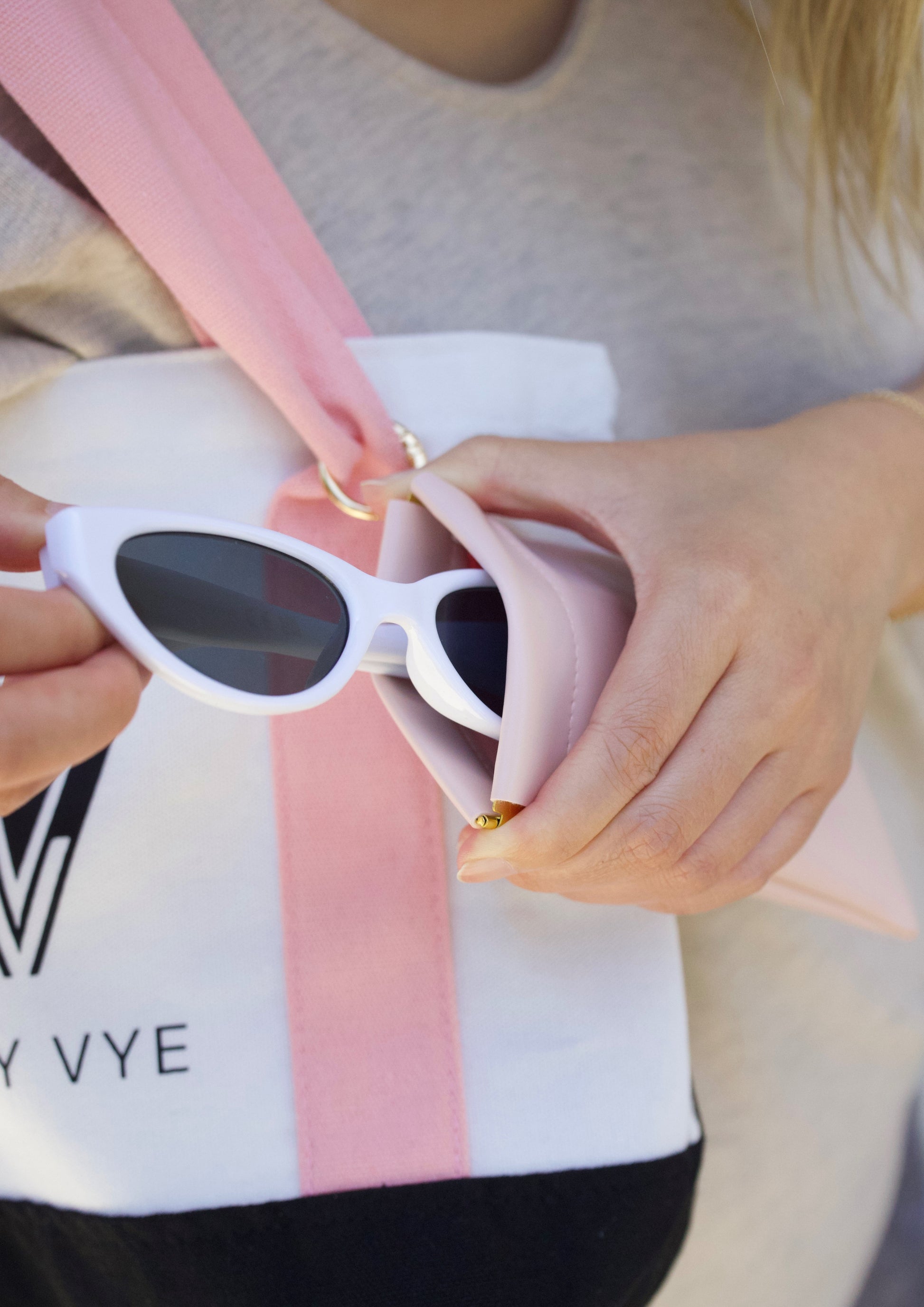 SUNGLASSES POUCH