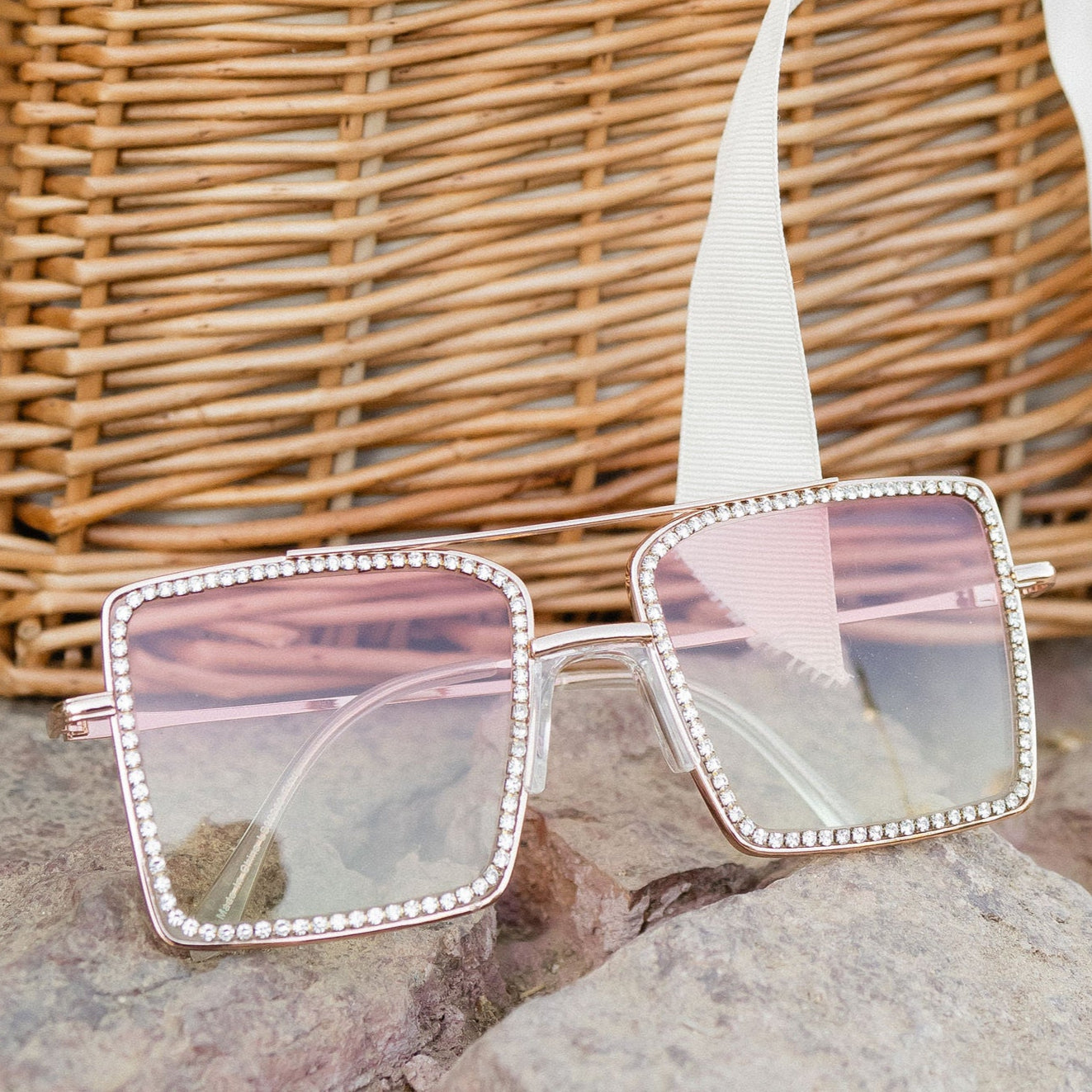 Stylish SUNSET LOVE sunglasses with a square frame, crafted from durable polycarbonate and copper. Provides full UV protection and a modern, chic look. Perfect for everyday wear and sunny adventures.
